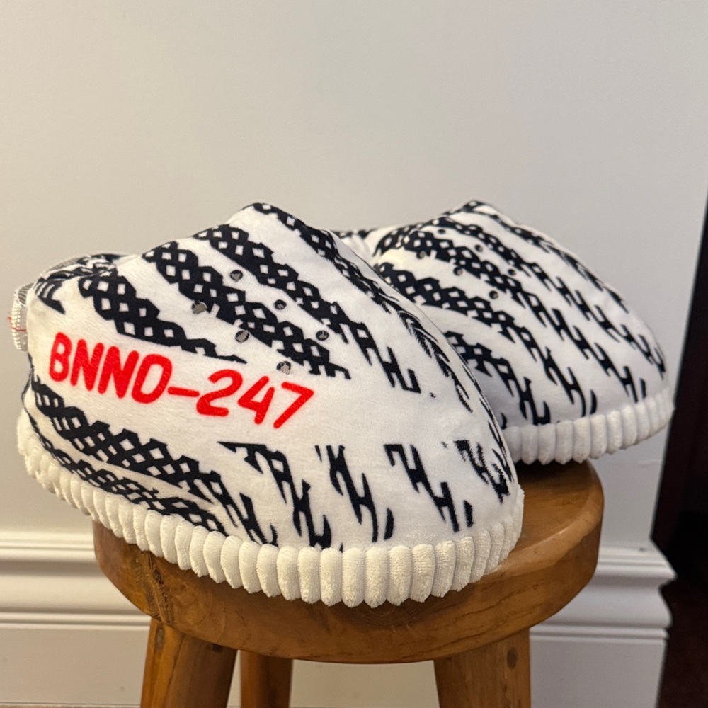 BNNO-247 Black and White Slippers